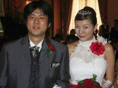 Chiaki Inaba and Eiichiro Oda's wedding picture.